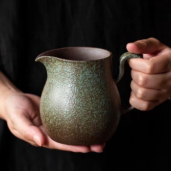 Set vintage de cafea turnată: cană-filtru ceramică și oală pentru cafea la picurare, ceramică
