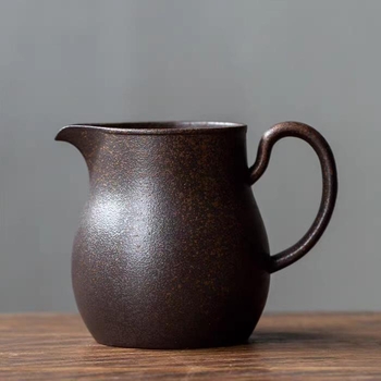 Set vintage de cafea turnată: cană-filtru ceramică și oală pentru cafea la picurare, ceramică