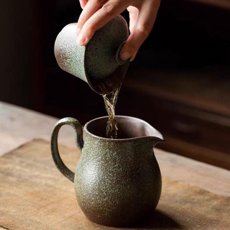Set vintage de cafea turnată: cană-filtru ceramică și oală pentru cafea la picurare, ceramică