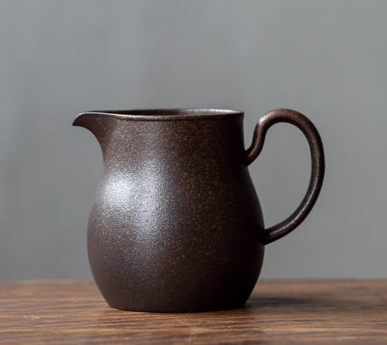 Set vintage de cafea turnată: cană-filtru ceramică și oală pentru cafea la picurare, ceramică