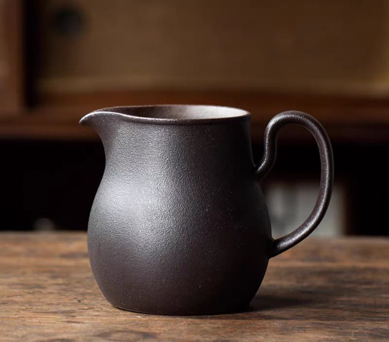 Set vintage de cafea turnată: cană-filtru ceramică și oală pentru cafea la picurare, ceramică