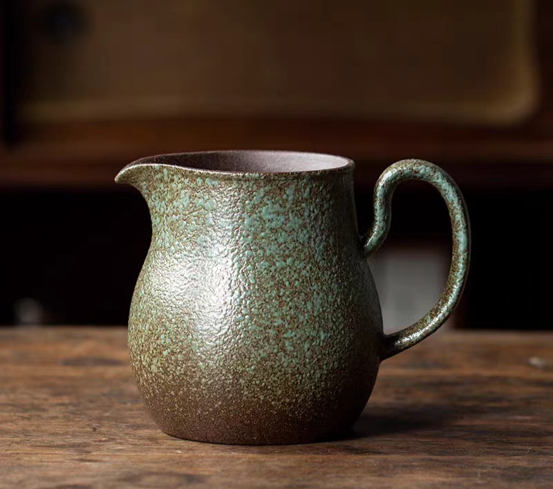 Set vintage de cafea turnată: cană-filtru ceramică și oală pentru cafea la picurare, ceramică