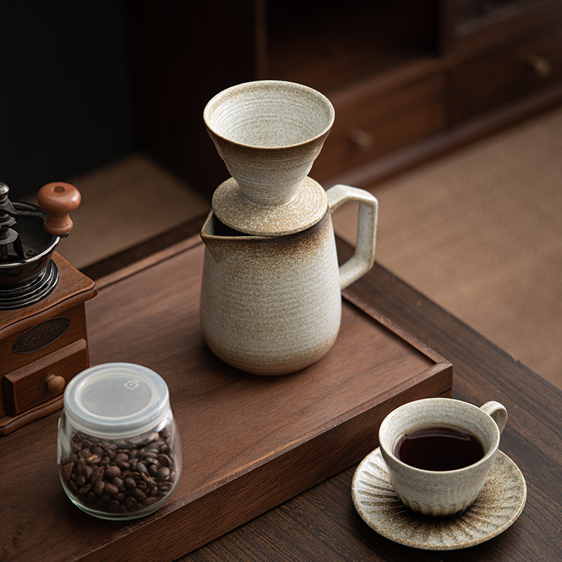Set ceramic pentru prepararea cafelei prin turnare manuală, cu cană-filtru – stil vintage