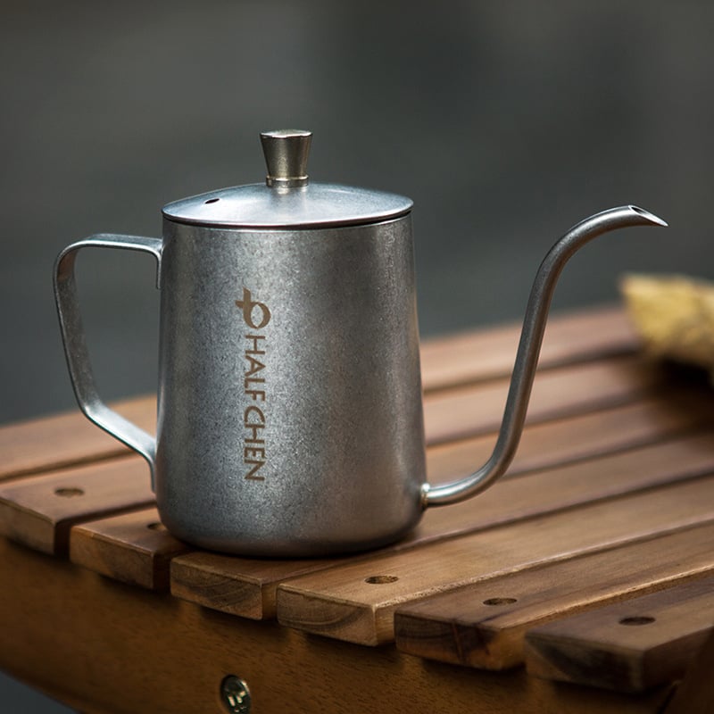 Vas pentru cafea pour-over din oțel inoxidabil argintiu, stil vintage, cu ieșire lungă și gură îngustă, cu capac