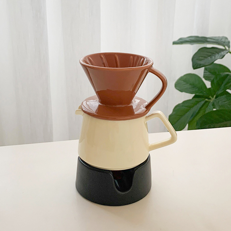 Set ceramic pentru cafea: ceașcă cu filtru pentru preparare manuală, filtru-funelă și oală de cafea