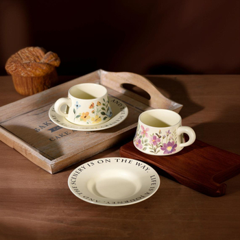 Set ceramic pentru cafea cu ceașcă și farfurie, model floral — narcise și orhidee Phalaenopsis, stil franțuzesc retro, lux.