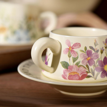 Set ceramic pentru cafea cu ceașcă și farfurie, model floral — narcise și orhidee Phalaenopsis, stil franțuzesc retro, lux.
