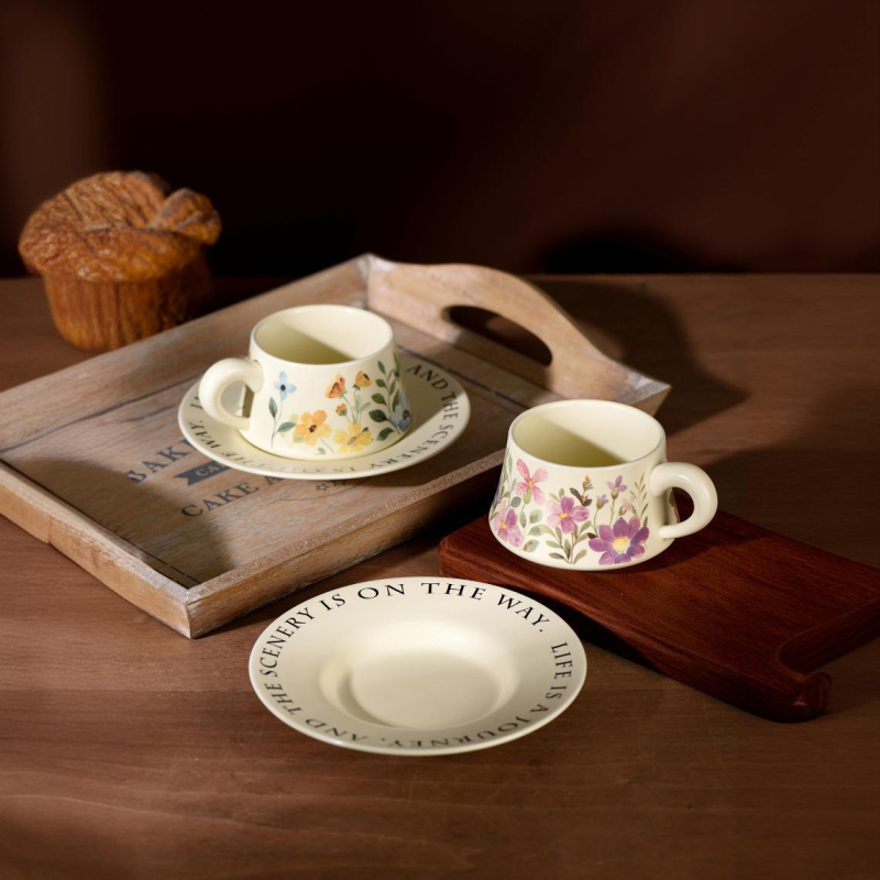 Set ceramic pentru cafea cu ceașcă și farfurie, model floral — narcise și orhidee Phalaenopsis, stil franțuzesc retro, lux.