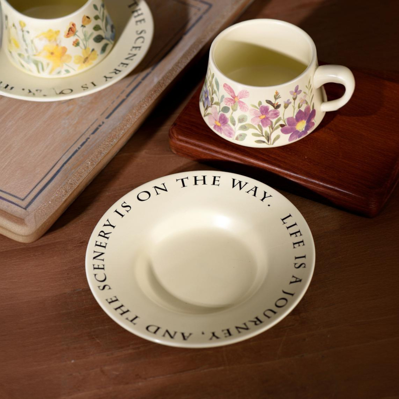 Set ceramic pentru cafea cu ceașcă și farfurie, model floral — narcise și orhidee Phalaenopsis, stil franțuzesc retro, lux.