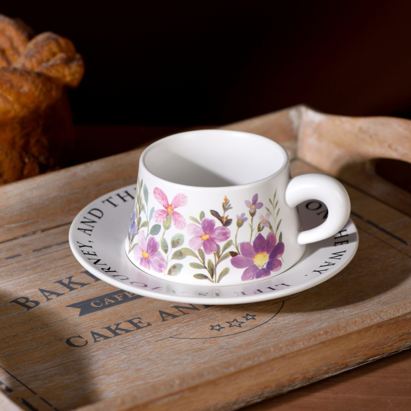 Set ceramic pentru cafea cu ceașcă și farfurie, model floral — narcise și orhidee Phalaenopsis, stil franțuzesc retro, lux.