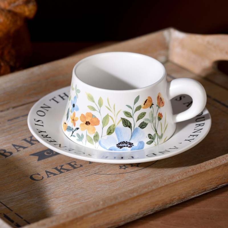 Set ceramic pentru cafea cu ceașcă și farfurie, model floral — narcise și orhidee Phalaenopsis, stil franțuzesc retro, lux.