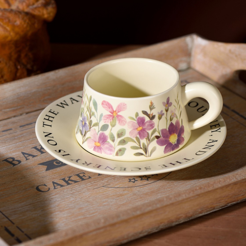 Set ceramic pentru cafea cu ceașcă și farfurie, model floral — narcise și orhidee Phalaenopsis, stil franțuzesc retro, lux.