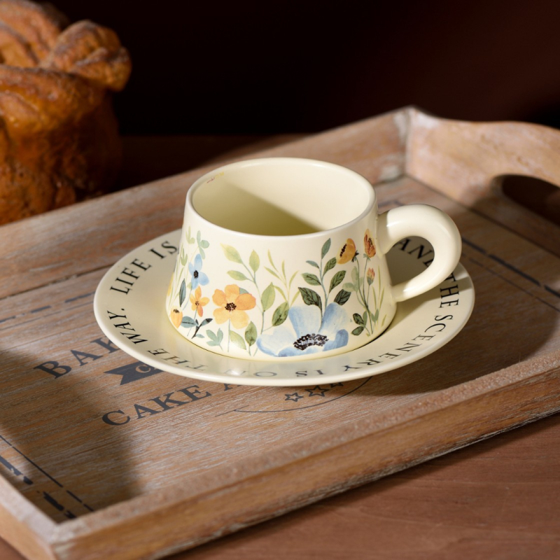 Set ceramic pentru cafea cu ceașcă și farfurie, model floral — narcise și orhidee Phalaenopsis, stil franțuzesc retro, lux.