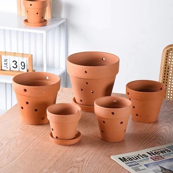 Ghiveci de flori din ceramică roșie cu găuri laterale, respirabil, cu capacitate de absorbție a apei; poate fi montat pe perete, pe birou sau pe podea