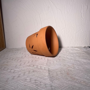 Ghiveci de flori din ceramică roșie cu găuri laterale, respirabil, cu capacitate de absorbție a apei; poate fi montat pe perete, pe birou sau pe podea