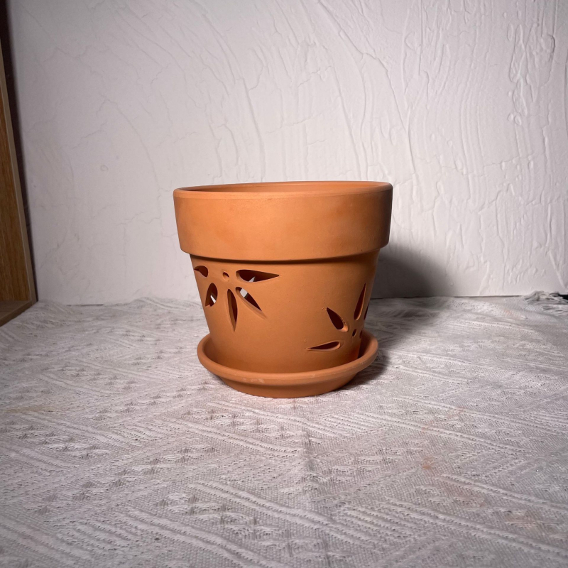 Ghiveci de flori din ceramică roșie cu găuri laterale, respirabil, cu capacitate de absorbție a apei; poate fi montat pe perete, pe birou sau pe podea