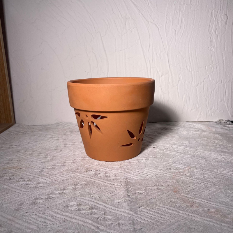 Ghiveci de flori din ceramică roșie cu găuri laterale, respirabil, cu capacitate de absorbție a apei; poate fi montat pe perete, pe birou sau pe podea