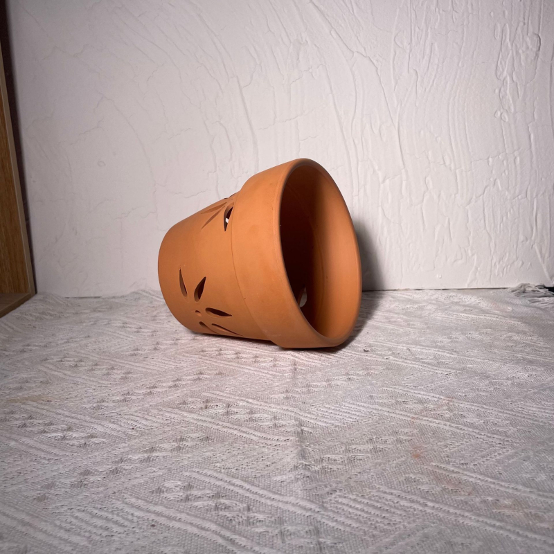 Ghiveci de flori din ceramică roșie cu găuri laterale, respirabil, cu capacitate de absorbție a apei; poate fi montat pe perete, pe birou sau pe podea