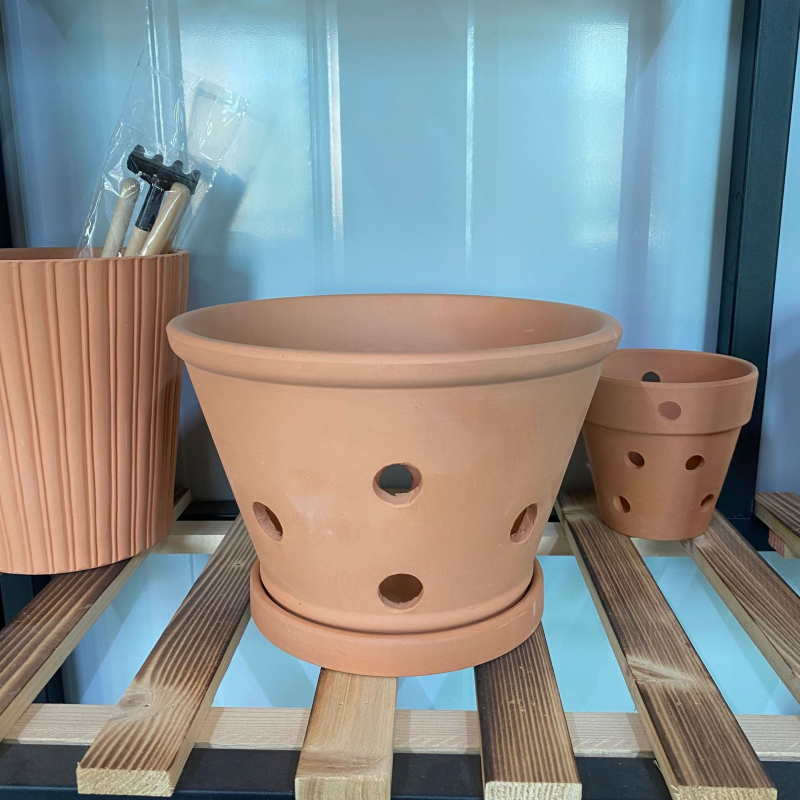 Ghiveci de flori din ceramică roșie cu găuri laterale, respirabil, cu capacitate de absorbție a apei; poate fi montat pe perete, pe birou sau pe podea