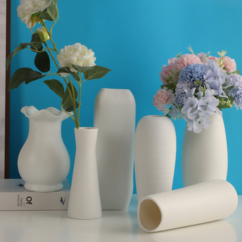 Vază albă din ceramică pentru flori uscate cu gypsophila, decor modern pentru sufragerie