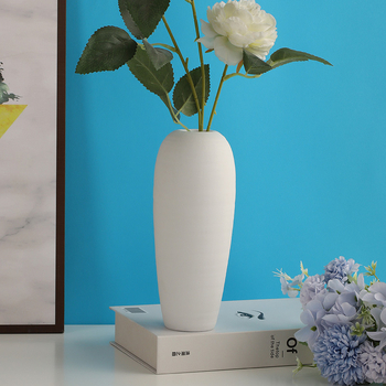 Vază albă din ceramică pentru flori uscate cu gypsophila, decor modern pentru sufragerie