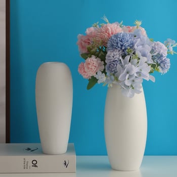 Vază albă din ceramică pentru flori uscate cu gypsophila, decor modern pentru sufragerie