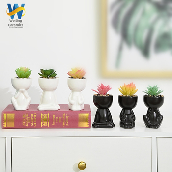Ghiveci ceramic pentru suculente, finisaj mat negru și alb, cu figurina decorativă mică, pentru interior și balcon