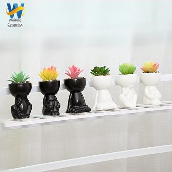 Ghiveci ceramic pentru suculente, finisaj mat negru și alb, cu figurina decorativă mică, pentru interior și balcon