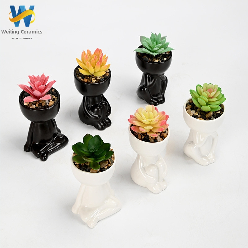 Ghiveci ceramic pentru suculente, finisaj mat negru și alb, cu figurina decorativă mică, pentru interior și balcon