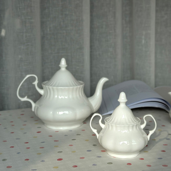 Set elegant vintage din ceramic pentru cafea: cafetieră ceramică, borcănel de zahăr, recipient pentru lapte, vas în formă de dovleac, ceainic alb cu relief, sticlă de apă cu capacitate mare