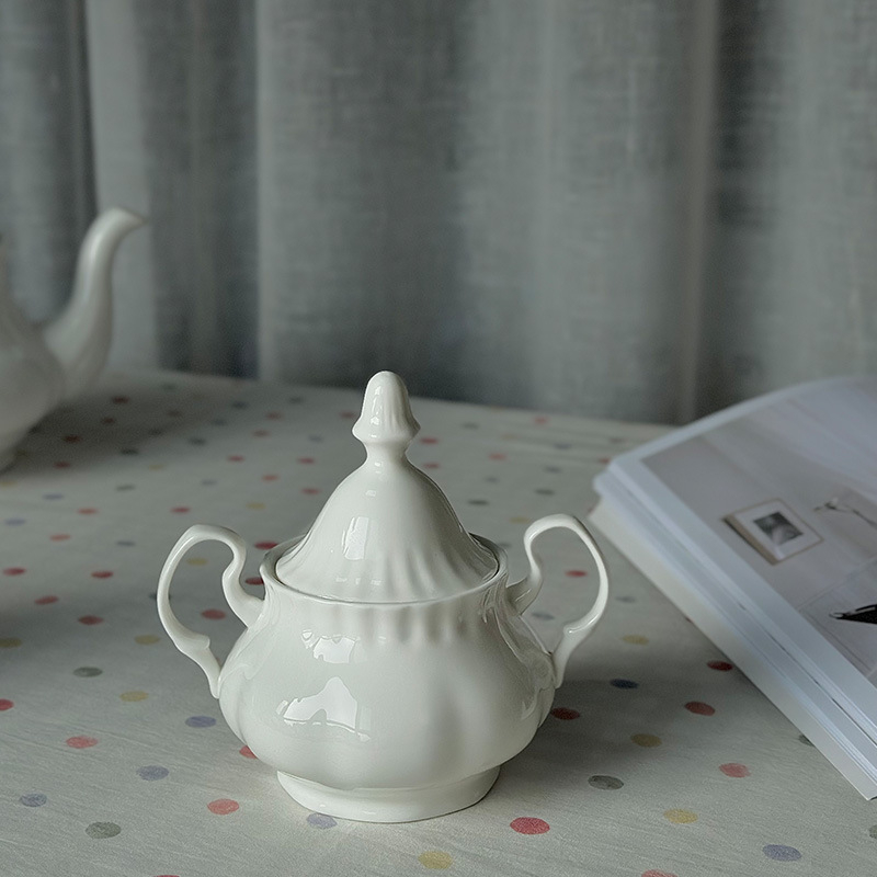 Set elegant vintage din ceramic pentru cafea: cafetieră ceramică, borcănel de zahăr, recipient pentru lapte, vas în formă de dovleac, ceainic alb cu relief, sticlă de apă cu capacitate mare