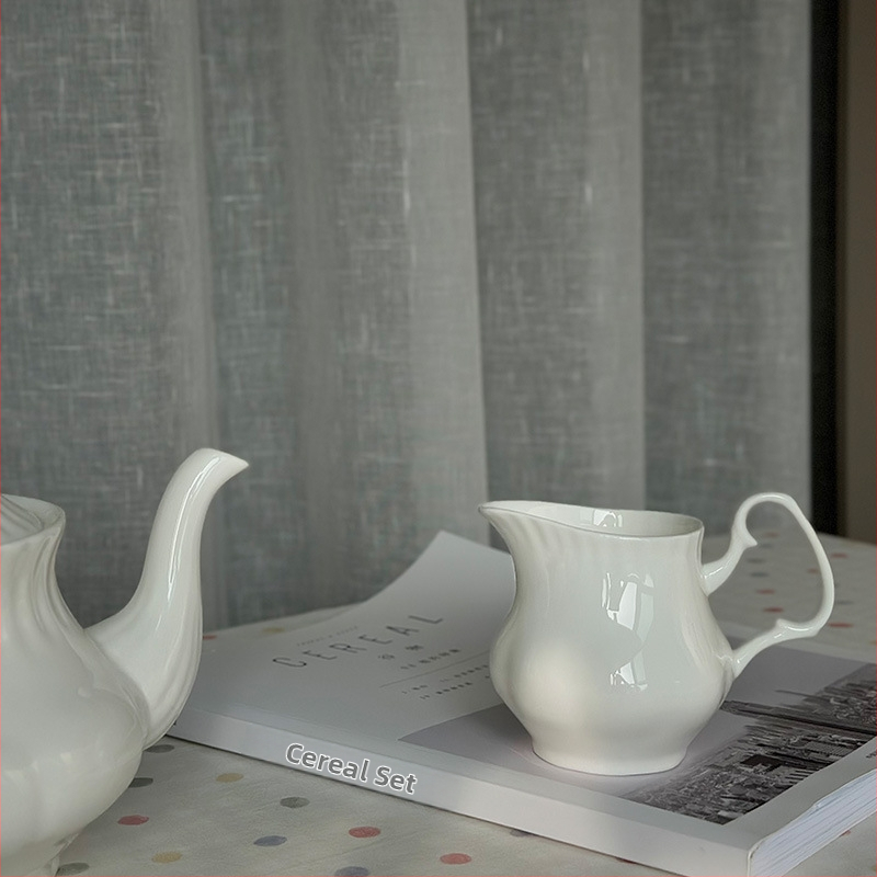 Set elegant vintage din ceramic pentru cafea: cafetieră ceramică, borcănel de zahăr, recipient pentru lapte, vas în formă de dovleac, ceainic alb cu relief, sticlă de apă cu capacitate mare
