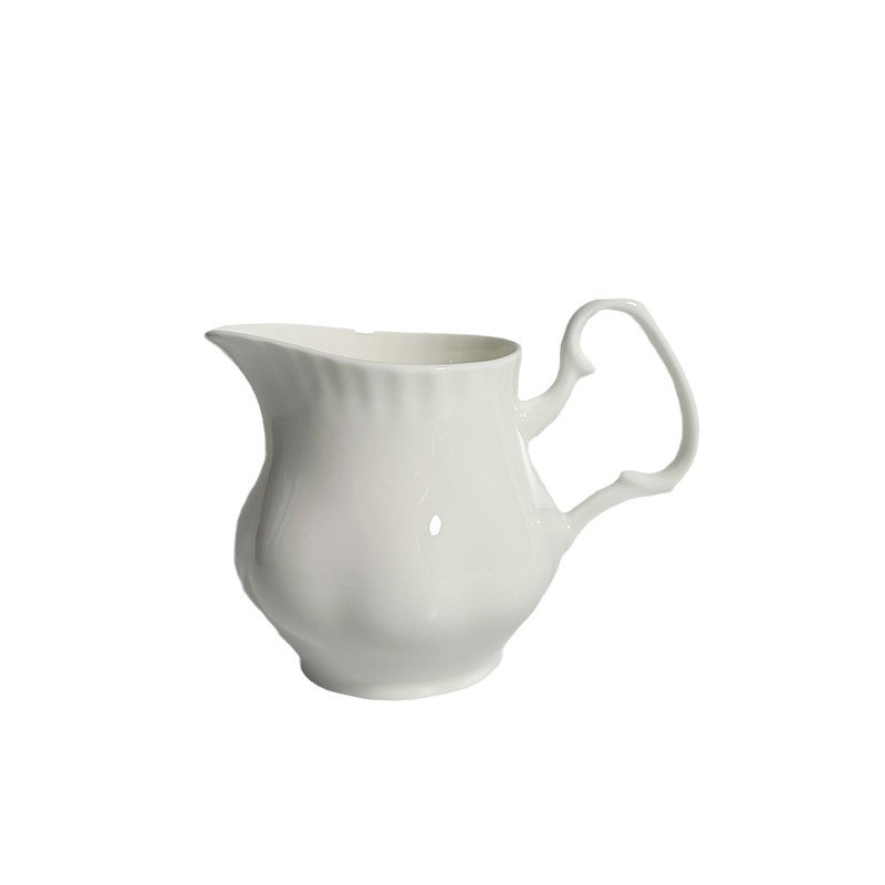 Set elegant vintage din ceramic pentru cafea: cafetieră ceramică, borcănel de zahăr, recipient pentru lapte, vas în formă de dovleac, ceainic alb cu relief, sticlă de apă cu capacitate mare