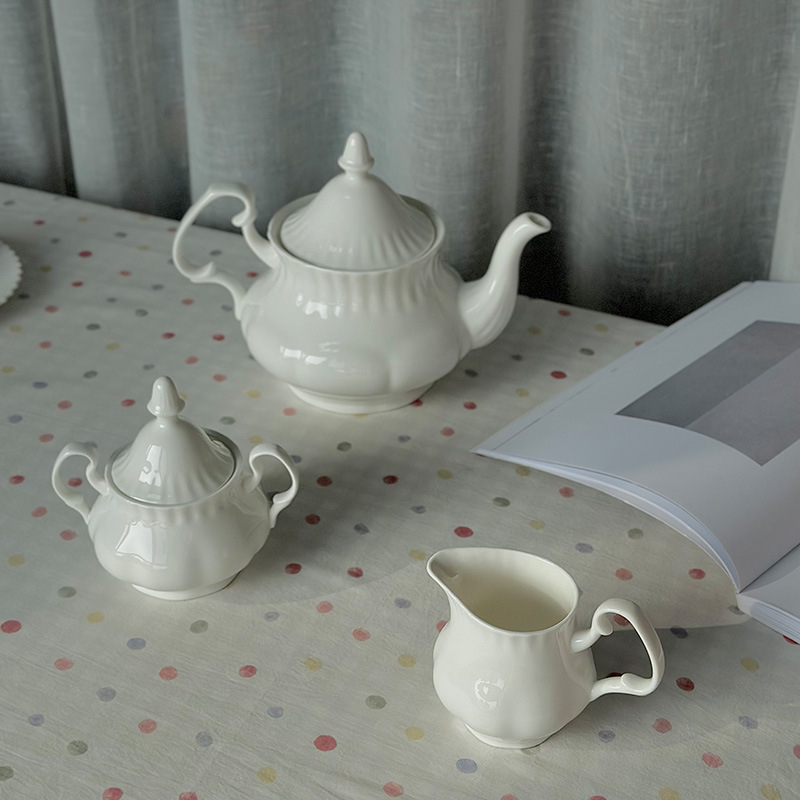 Set elegant vintage din ceramic pentru cafea: cafetieră ceramică, borcănel de zahăr, recipient pentru lapte, vas în formă de dovleac, ceainic alb cu relief, sticlă de apă cu capacitate mare