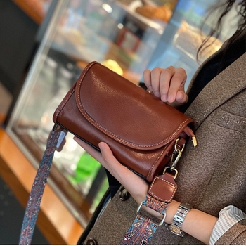 Ženska torba od prave kože, luksuzna crossbody torba s preklopom, retro prvog sloja teleće kože, nišni dizajn za svakodnevnu upotrebu