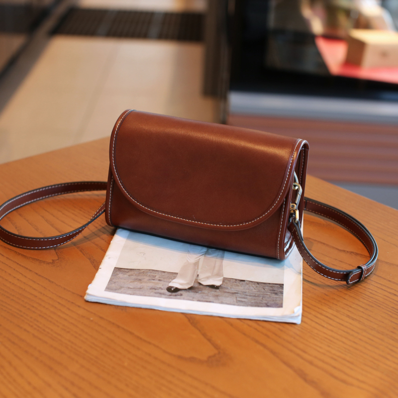 Ženska torba od prave kože, luksuzna crossbody torba s preklopom, retro prvog sloja teleće kože, nišni dizajn za svakodnevnu upotrebu