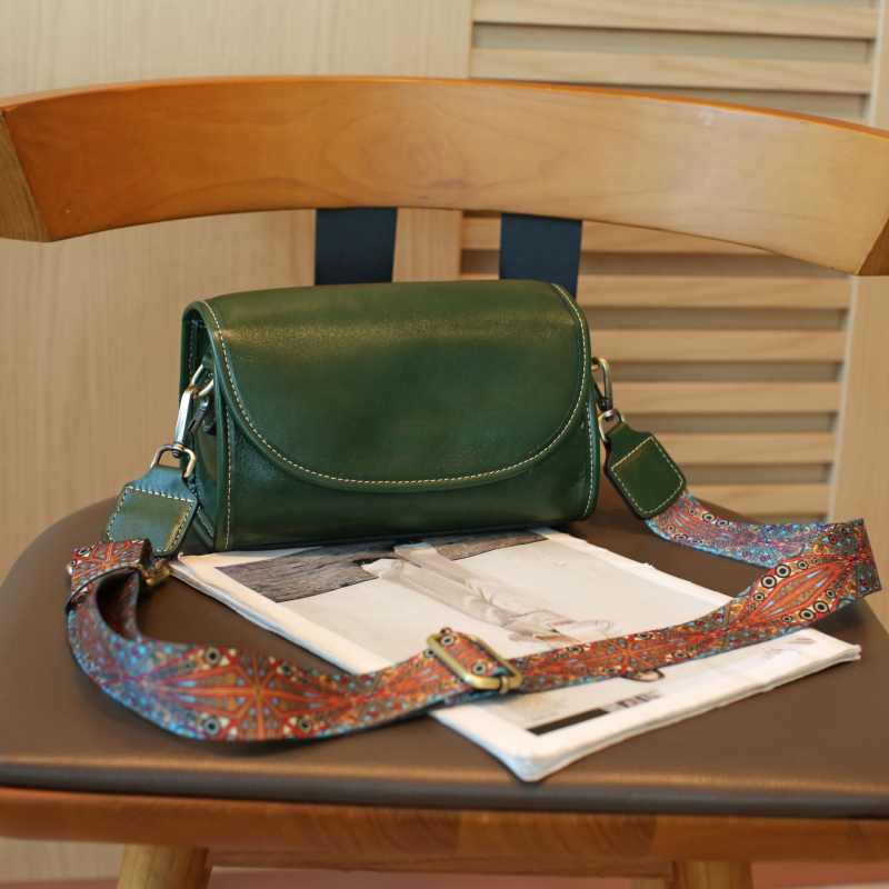 Ženska torba od prave kože, luksuzna crossbody torba s preklopom, retro prvog sloja teleće kože, nišni dizajn za svakodnevnu upotrebu