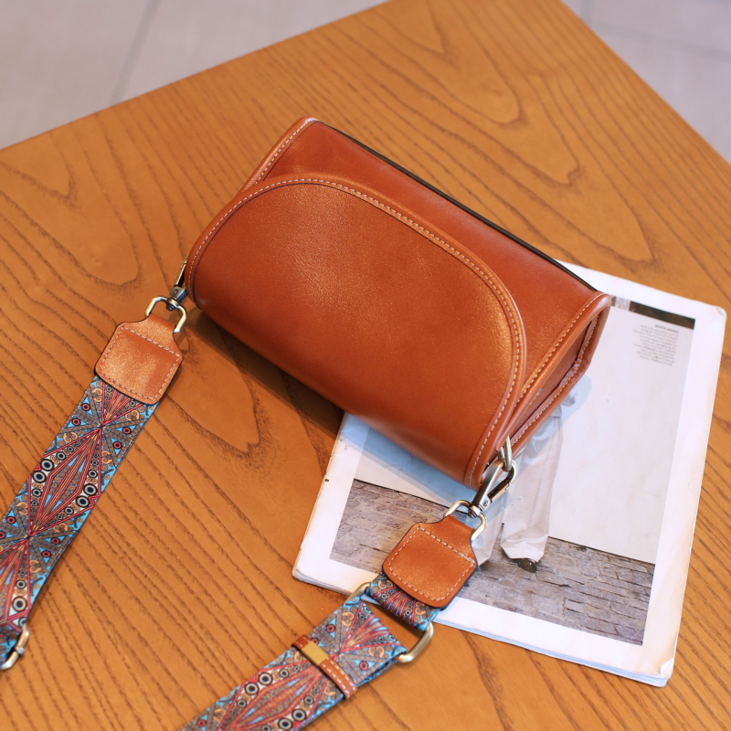 Ženska torba od prave kože, luksuzna crossbody torba s preklopom, retro prvog sloja teleće kože, nišni dizajn za svakodnevnu upotrebu