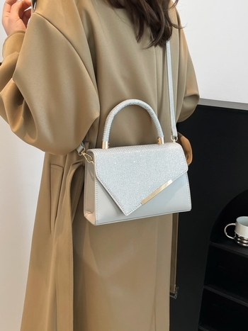 Ženska mala kvadratna crossbody torba za proljeće-ljeto 2026 – minimalistički dnevni model, PU koža