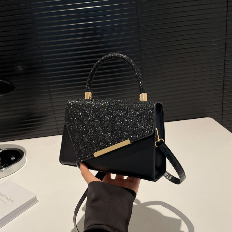 Ženska mala kvadratna crossbody torba za proljeće-ljeto 2026 – minimalistički dnevni model, PU koža