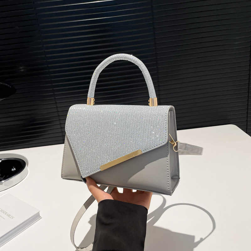Ženska mala kvadratna crossbody torba za proljeće-ljeto 2026 – minimalistički dnevni model, PU koža
