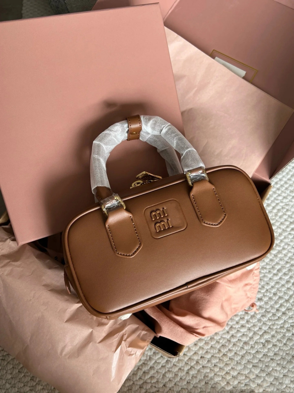 MIU Nišna kožna torba za dokumente s jednom naramenicom – modna ženska crossbody torba 2024