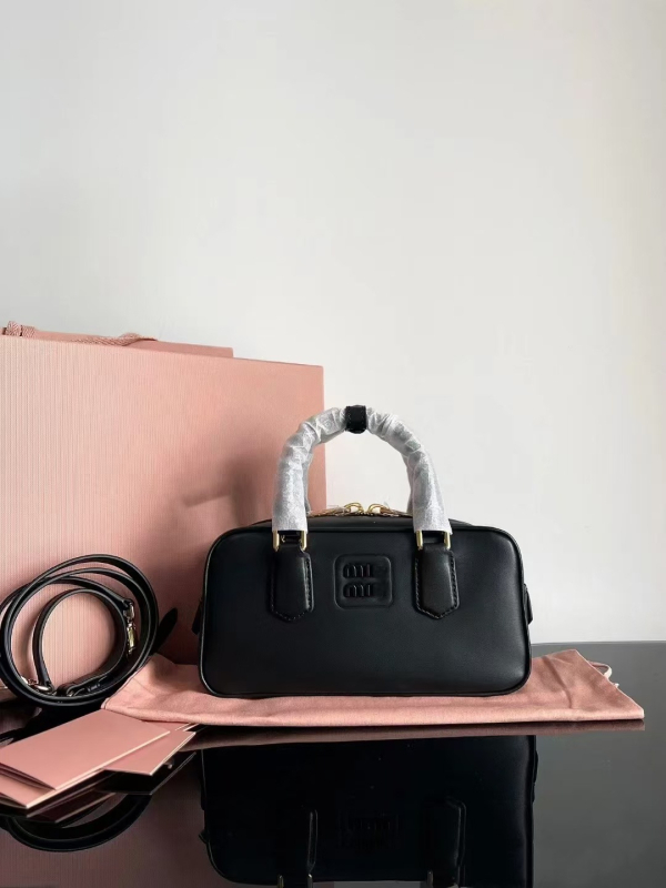 MIU Nišna kožna torba za dokumente s jednom naramenicom – modna ženska crossbody torba 2024