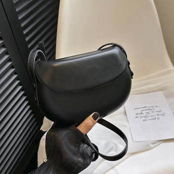 Ženska torbica za rame i crossbody u stilu sedla, minimalistički dizajn, ljeto 2024