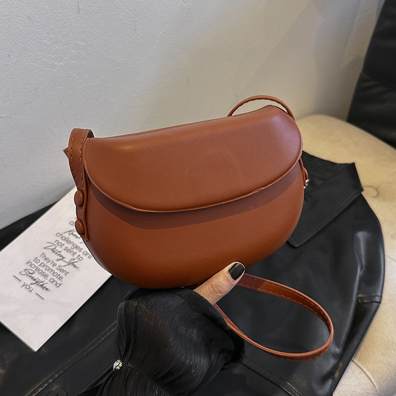 Ženska torbica za rame i crossbody u stilu sedla, minimalistički dizajn, ljeto 2024