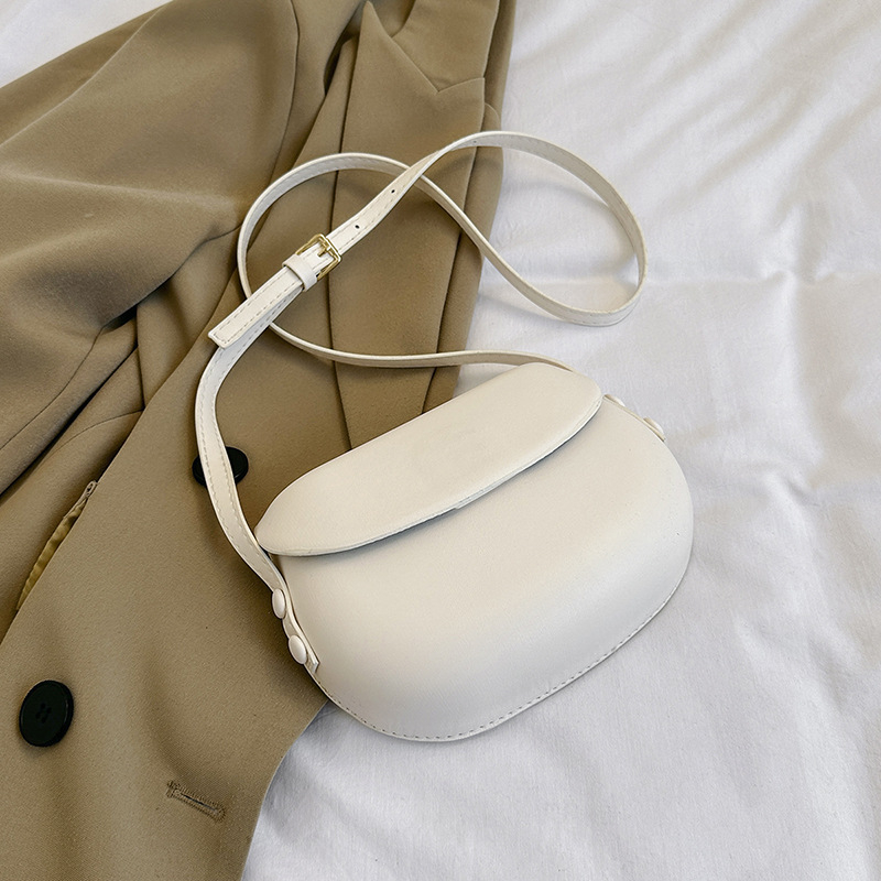 Ženska torbica za rame i crossbody u stilu sedla, minimalistički dizajn, ljeto 2024