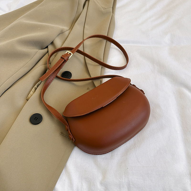 Ženska torbica za rame i crossbody u stilu sedla, minimalistički dizajn, ljeto 2024