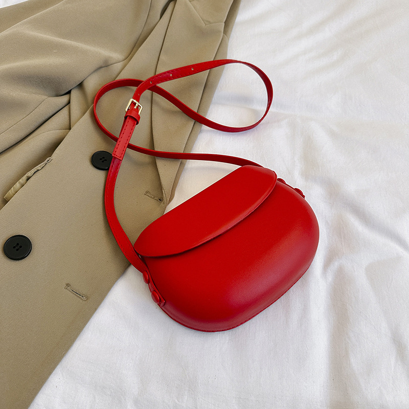 Ženska torbica za rame i crossbody u stilu sedla, minimalistički dizajn, ljeto 2024