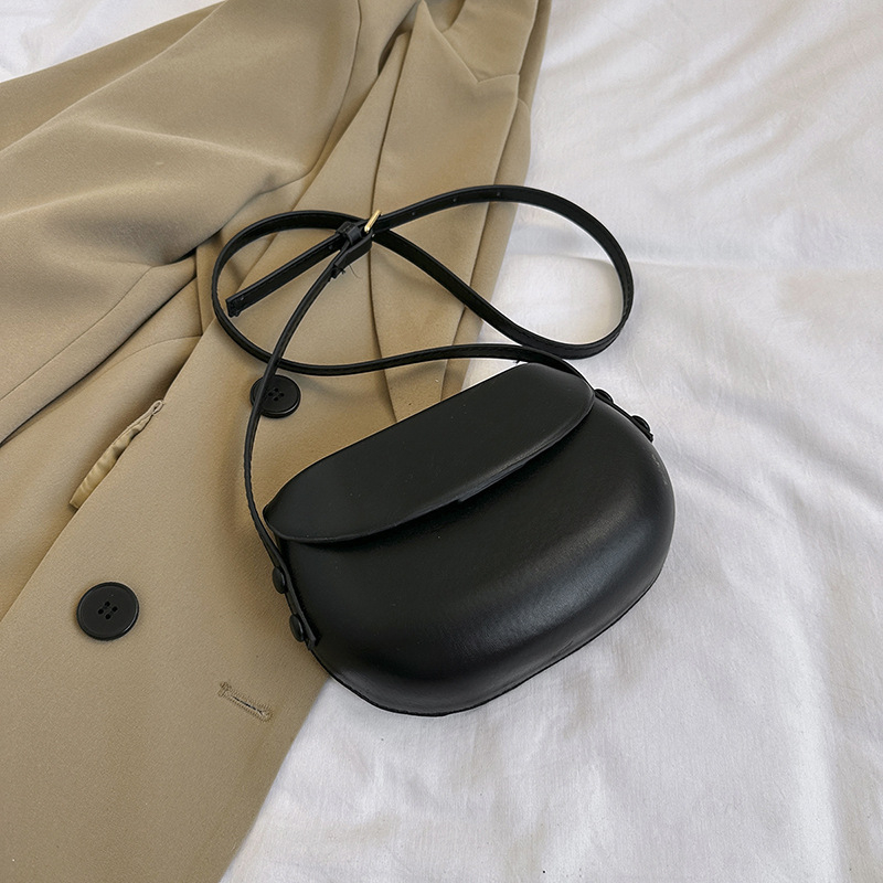 Ženska torbica za rame i crossbody u stilu sedla, minimalistički dizajn, ljeto 2024