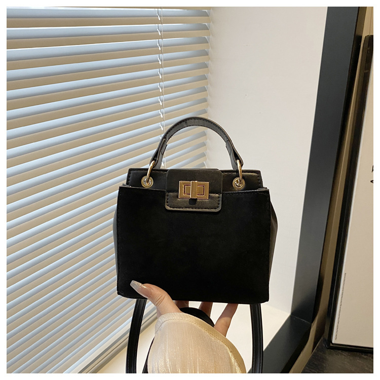Stilna ženska crossbody torba s jednom naramenicom, mat završetak, retro kopča, svakodnevna torba, model 2025